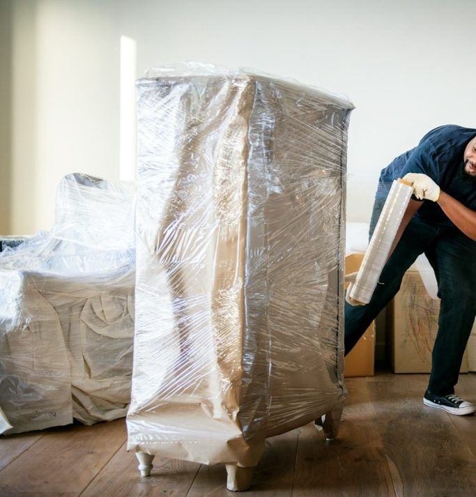 Homme emballant des meubles