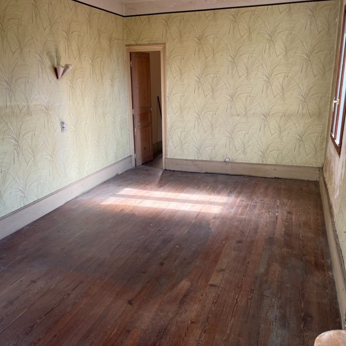 Chambre vide avec murs fleuris