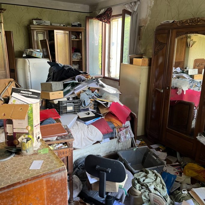 Chambre en désordre extrême